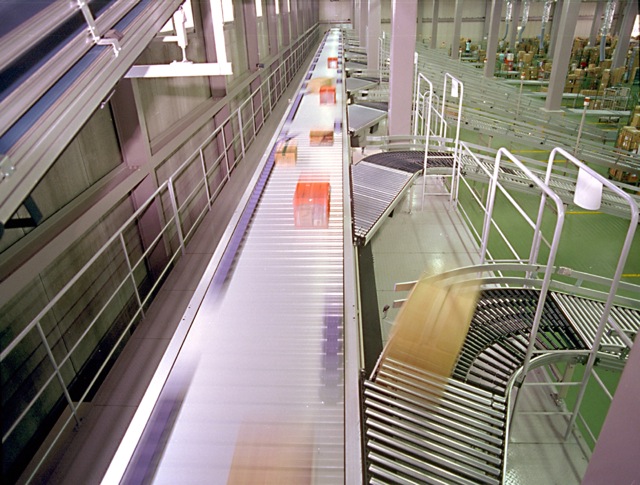 現(xiàn)代物流設備離不開傳送滾筒輸送機